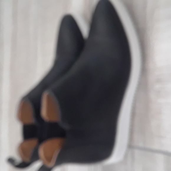 EVERLANE STREET ANKLE BOOTIE.. - Picture 3 of 9